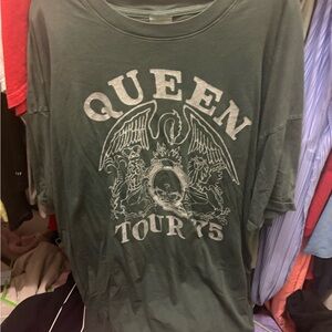 L/XL Queen Green Glitter Graphic T-Shirt